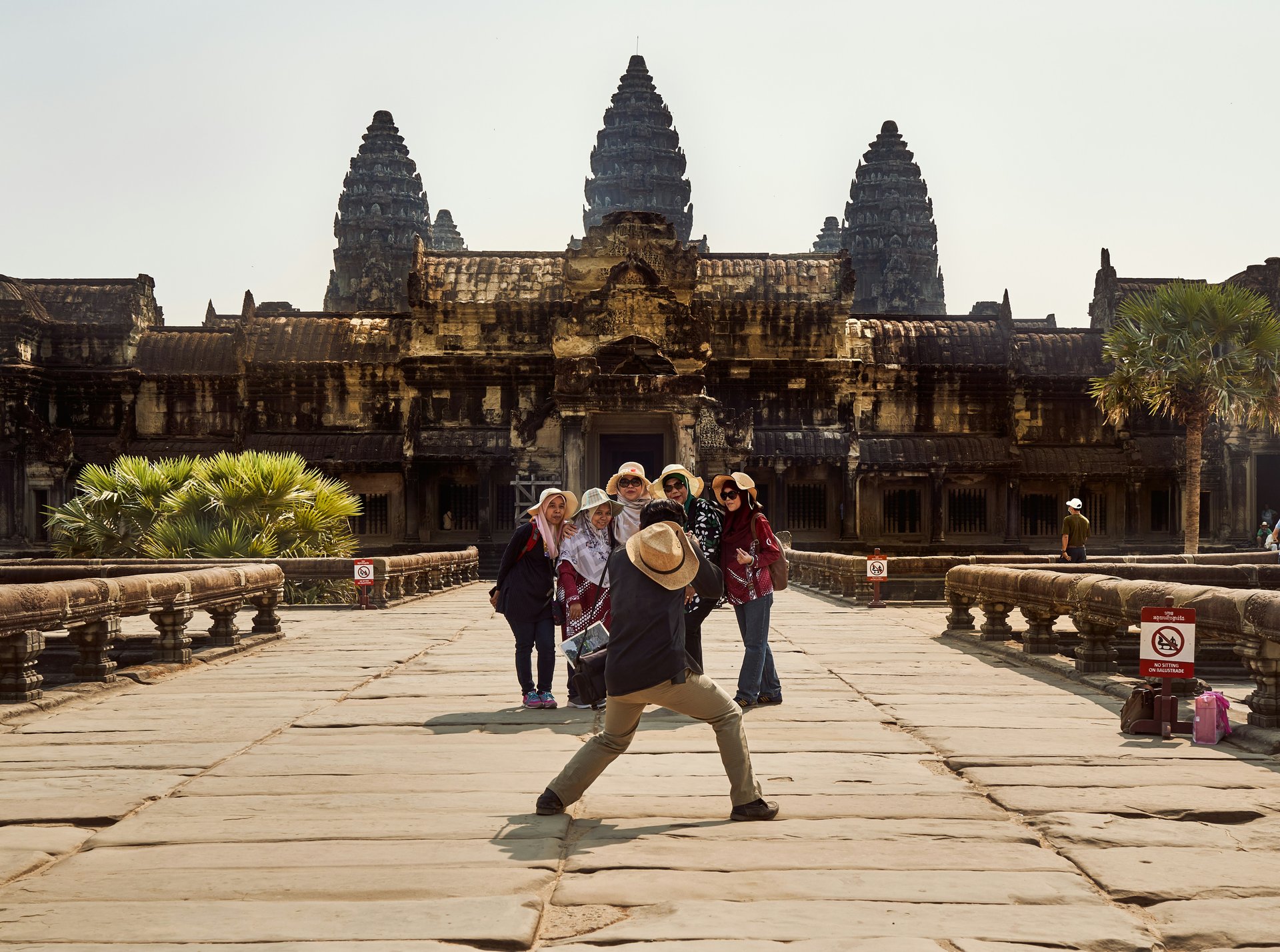 Groupe de voyageurs devant Angkor Wat, Cambodge