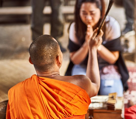 Prière dans un temple avec un bouddhiste à Siem Reap, Cambodge