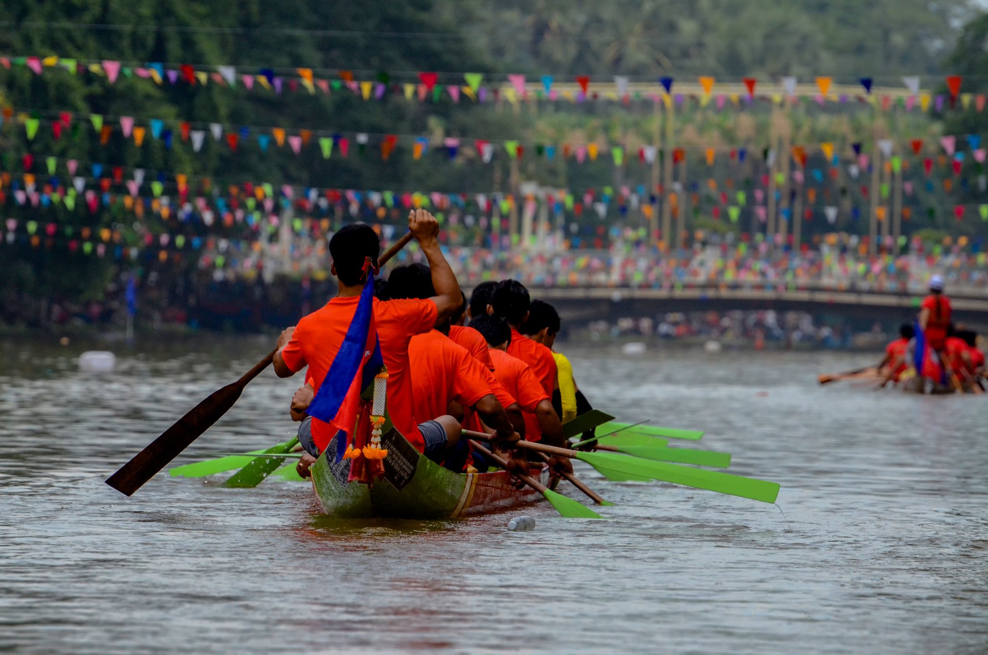 Cambodgiens sur un bateau à Siem Reap pour fêter la fête de la musique