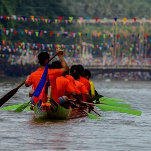 Cambodgiens sur un bateau à Siem Reap pour fêter la fête de la musique