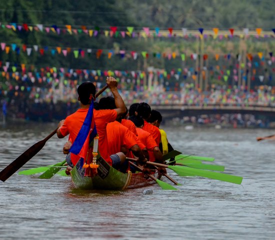 Cambodgiens sur un bateau à Siem Reap pour fêter la fête de la musique