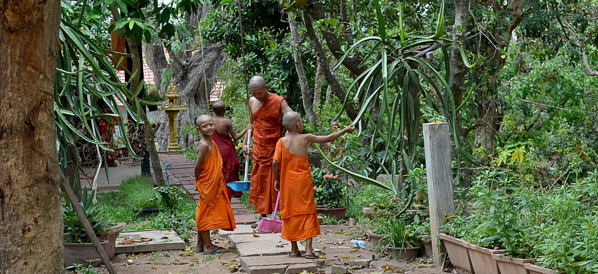 Un groupe de garçons cambodgiens en robe orange, Siem Reap, Cambodge