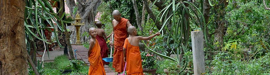 Un groupe de garçons cambodgiens en robe orange, Siem Reap, Cambodge