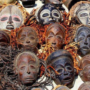 Collection de masques sur marché   Namibie