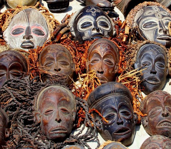 Collection de masques sur marché   Namibie