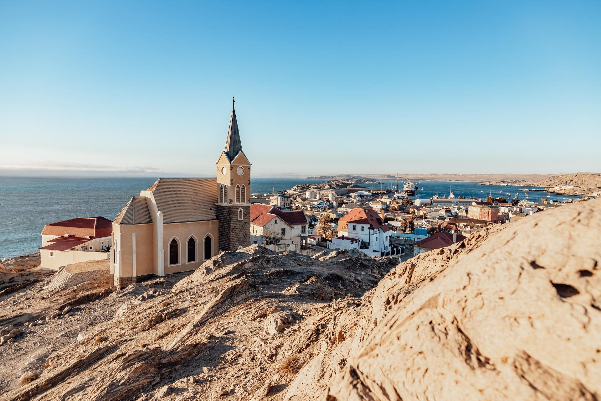 Eglise Luderitz depuis la coline de Namibie