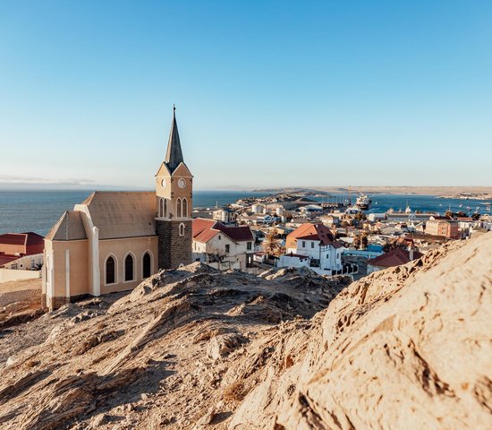 Eglise Luderitz depuis la coline de Namibie