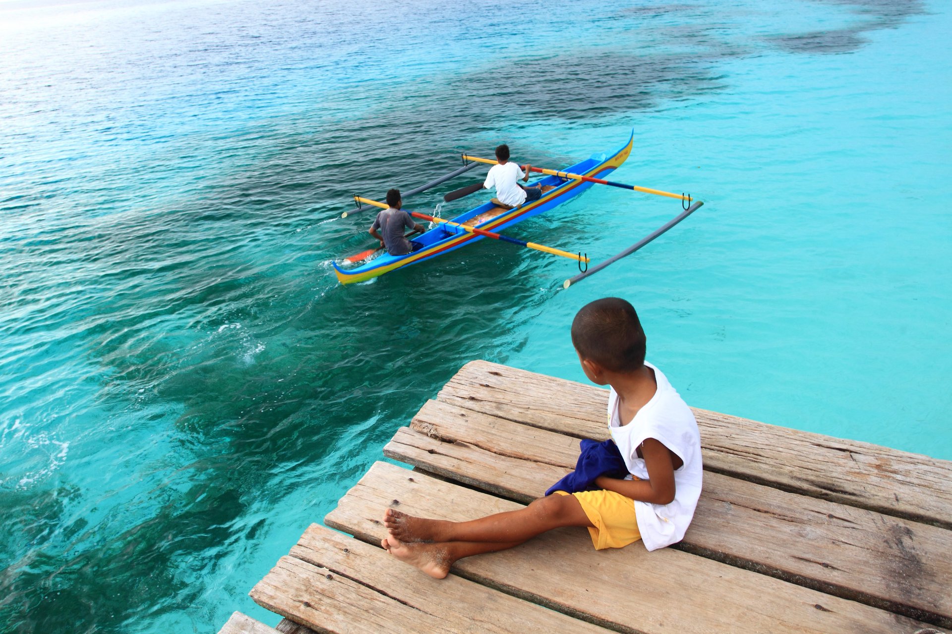 enfant assis avec vue sur la mer d'ambon indonesie