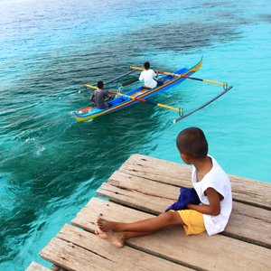 enfant assis avec vue sur la mer d'ambon indonesie