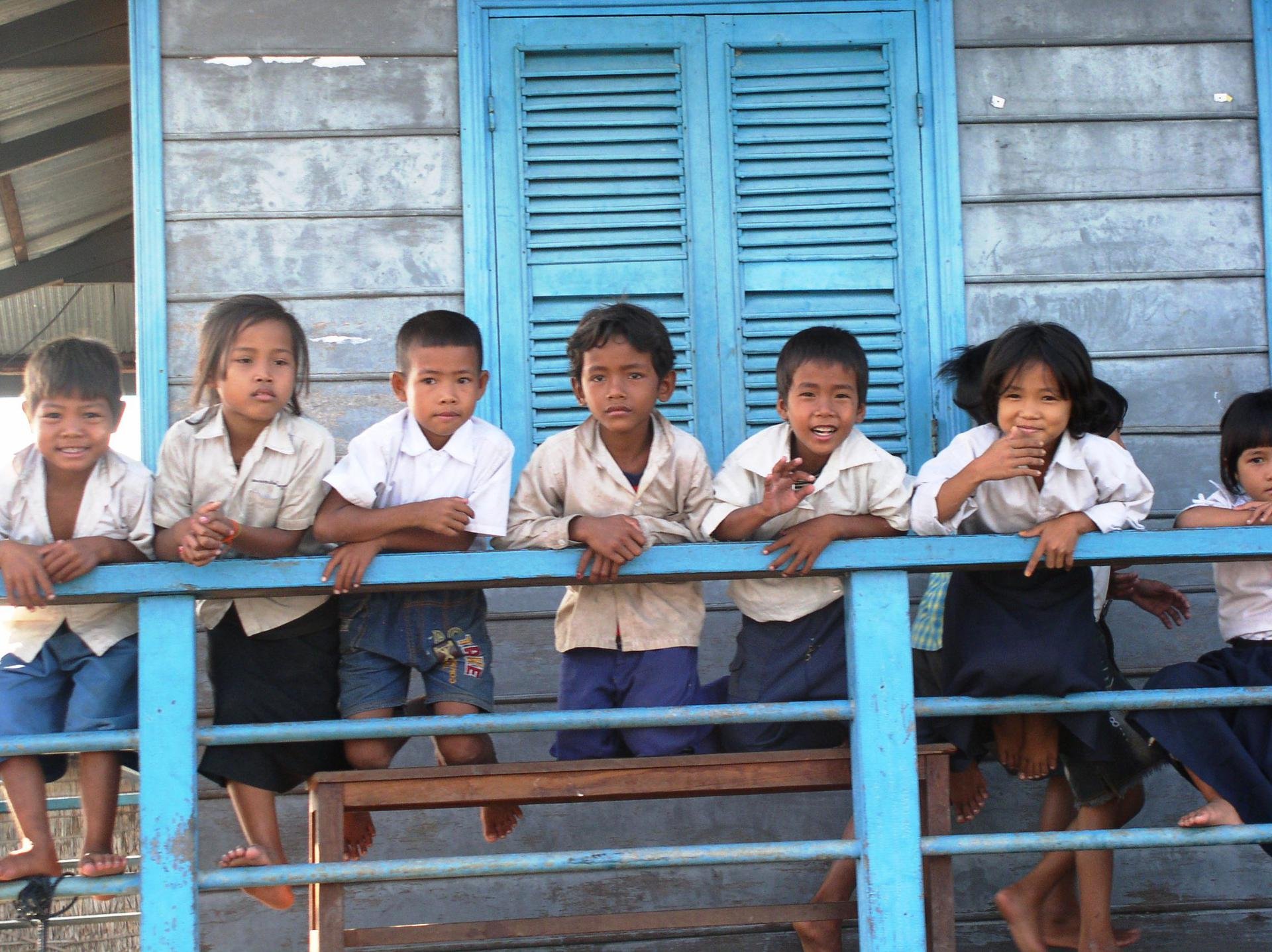 enfants cambodge maison flottante