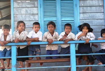 enfants cambodge maison flottante