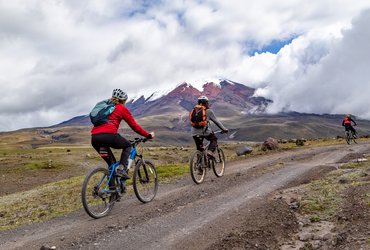 Cyclistes dans le parc national de Cotopaxi en Equateur