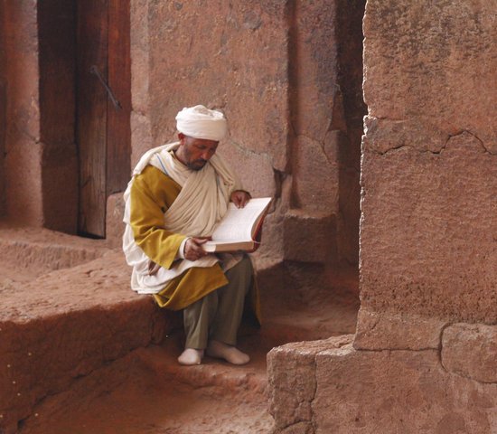 ethiopie homme qui lit