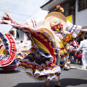 femme dansant à ibagué colombie carnaval de san pedro