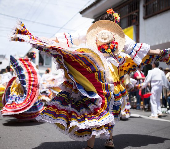femme dansant à ibagué colombie carnaval de san pedro