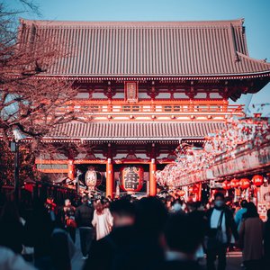 groupe de personnes marchant dans une rue tokyo japon