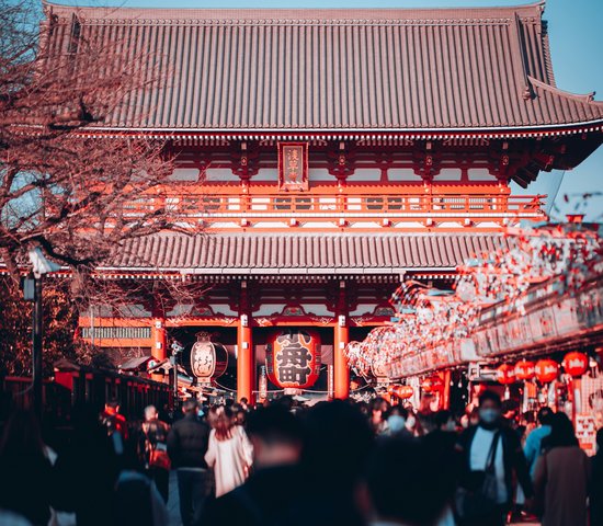 groupe de personnes marchant dans une rue tokyo japon