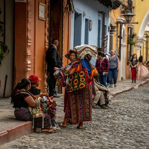 Femmes dans la rue d'Antigua au Guatemala