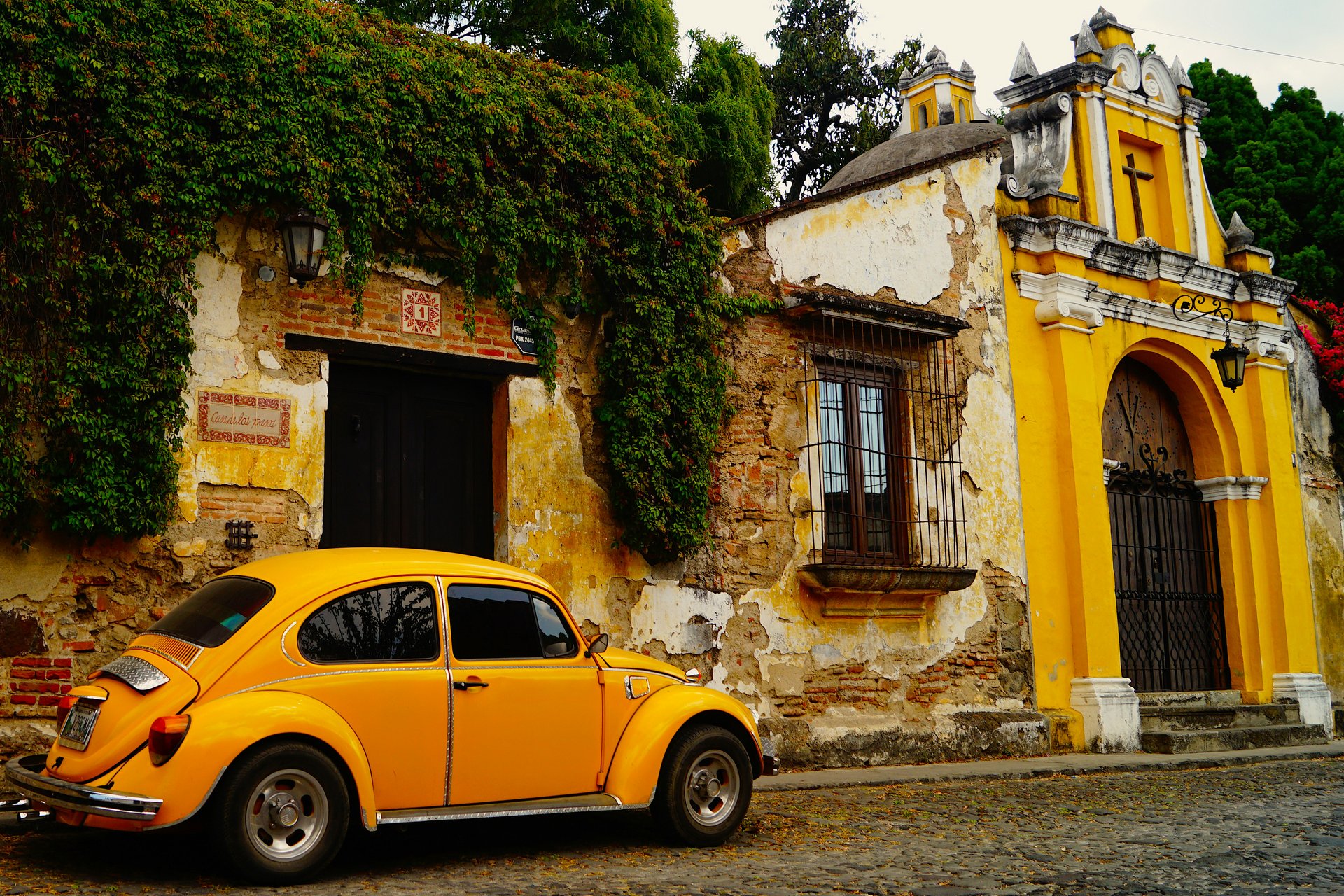 Voiture jaune dans une rue d'Antigua, Guatemala