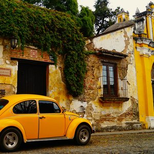 Voiture jaune dans une rue d'Antigua, Guatemala