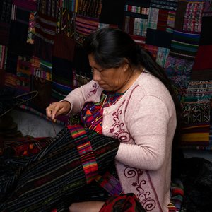 Une femme en train de faire du tissage à Chichicastenango au Guatemala