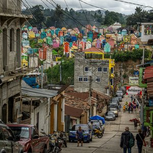 Une rue dans la ville de Chichicastenango au Guatemala