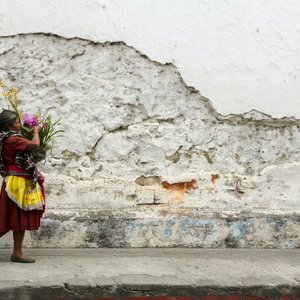 Une femme portant des fleurs au Guatemala