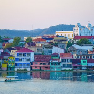 Maisons colorées à Flores au Guatemala
