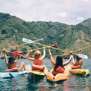 Des femmes en train de faire du kayak sur le lac Atitlan, Guatemala