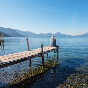 Touriste assis devant le lac Atitlan au Guatemala