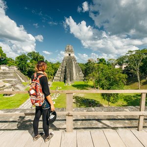 Femme debout dans le site archéologique de Tikal, Guatemala