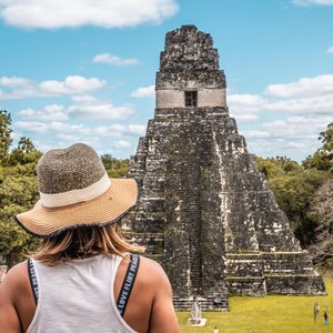Femme devant le site de Tikal au Guatemala