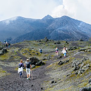 Touristes qui marchent sur le volcan Pacaya au Guatemala