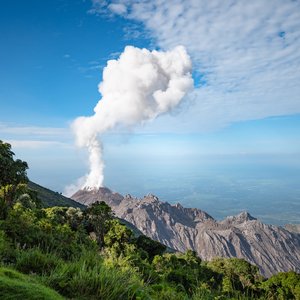 Le volcan Santiaguito en éruption au Guatemala