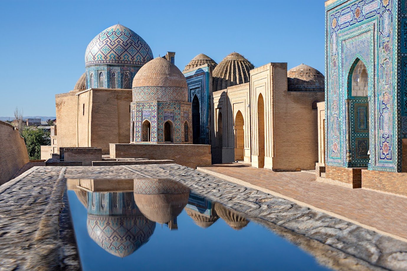 HISTOIRE ET CIVILISATIONS    1949090290 Mausolées et dômes du cimetière historique de Shahi Zinda et leurs reflets dans la flaque, Samarcande, Ouzbékistan MehmetO