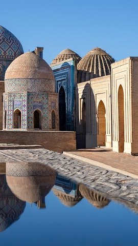 HISTOIRE ET CIVILISATIONS    1949090290 Mausolées et dômes du cimetière historique de Shahi Zinda et leurs reflets dans la flaque, Samarcande, Ouzbékistan MehmetO