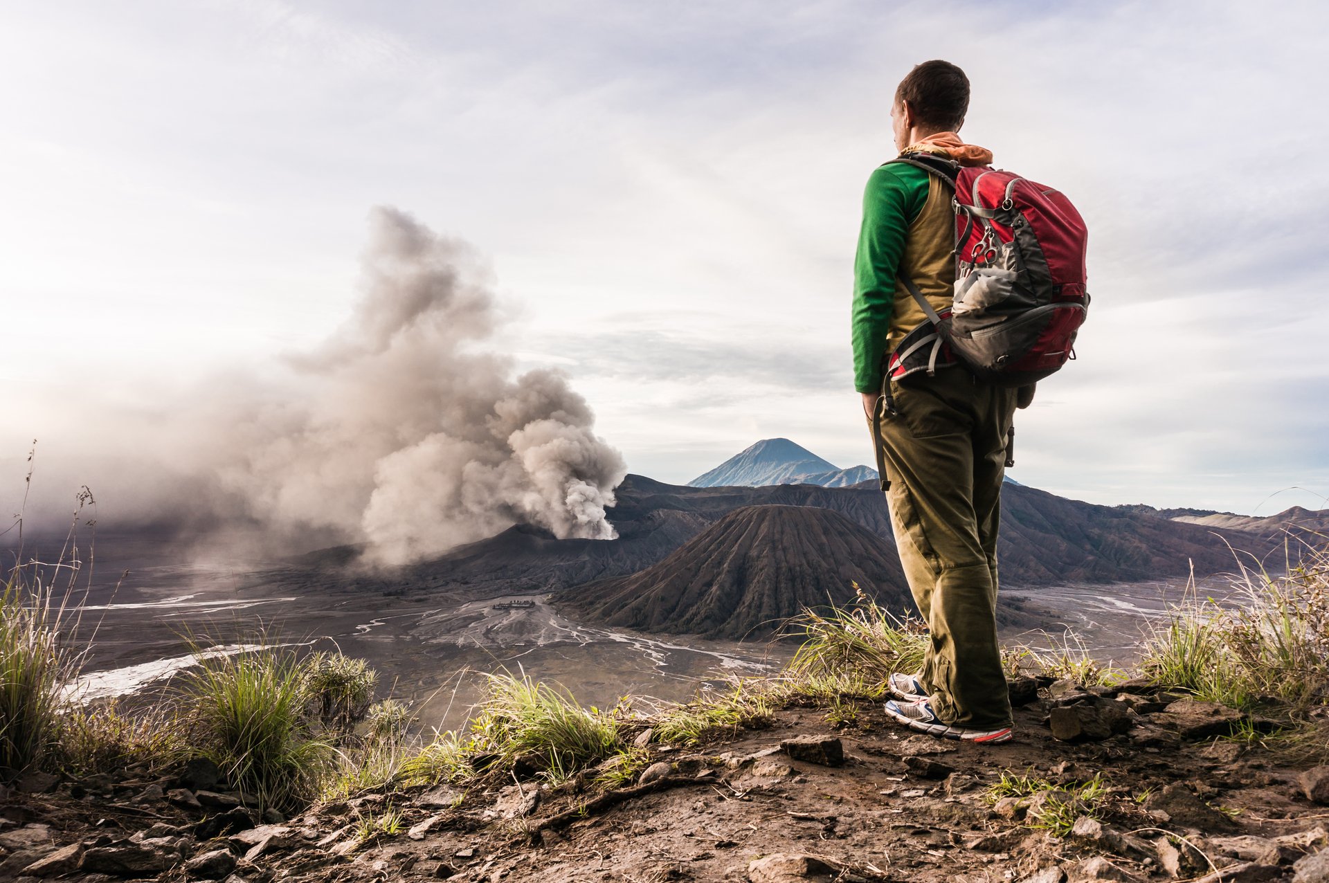 homme qui regarde le volcan bromoj java indonesie