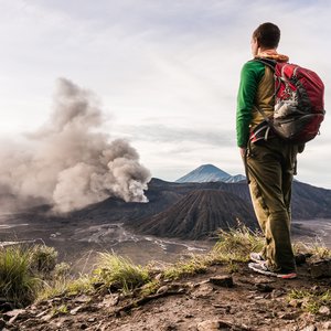 homme qui regarde le volcan bromoj java indonesie
