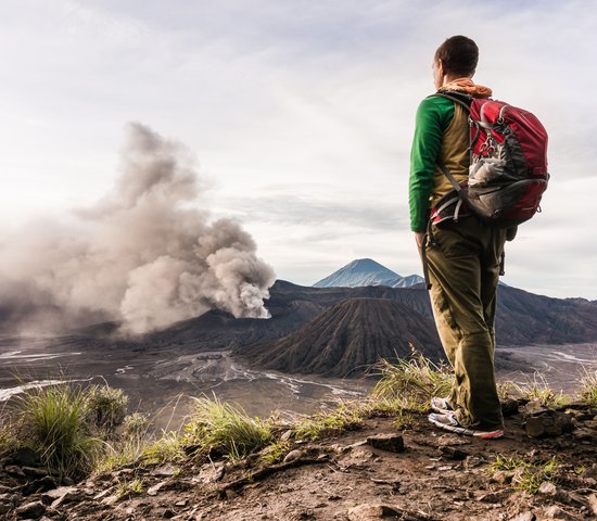 homme qui regarde le volcan bromoj java indonesie