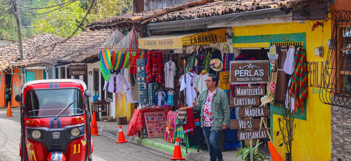 Une rue colorée de Santa Lucia au Honduras