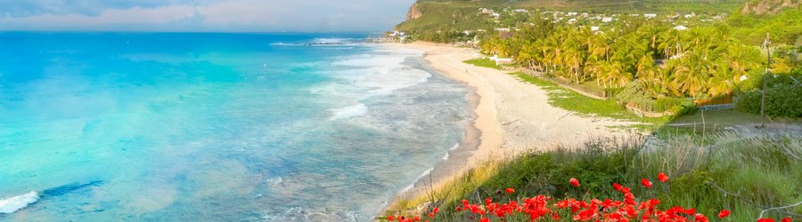Paysage avec la plage de Boucan Canot à l'île de la Réunion