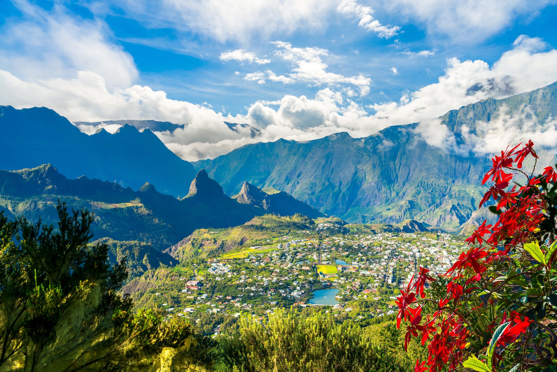 Paysage avec la ville de Cilaos au Cirque de Cilaos, île de la Réunion