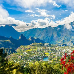 Paysage avec la ville de Cilaos au Cirque de Cilaos, île de la Réunion
