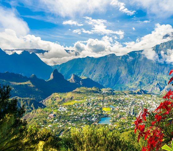 Paysage avec la ville de Cilaos au Cirque de Cilaos, île de la Réunion