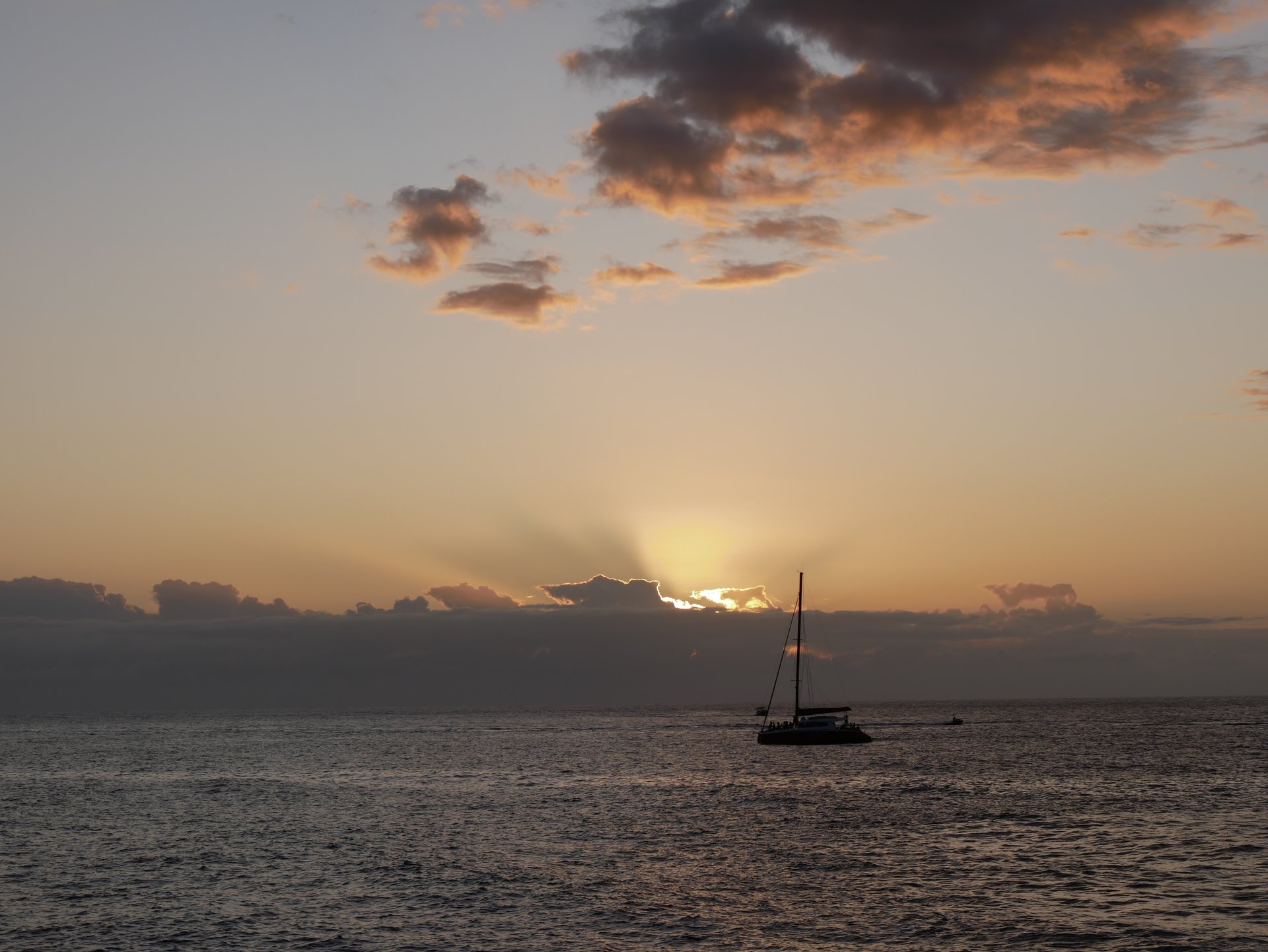 Une croisière au coucher du soleil sur l'océan Indien sur l'île de la Réunion, France