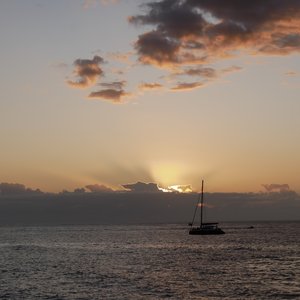 Une croisière au coucher du soleil sur l'océan Indien sur l'île de la Réunion, France