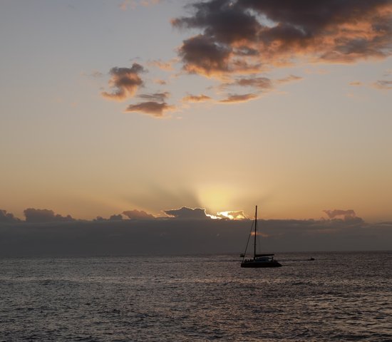 Une croisière au coucher du soleil sur l'océan Indien sur l'île de la Réunion, France