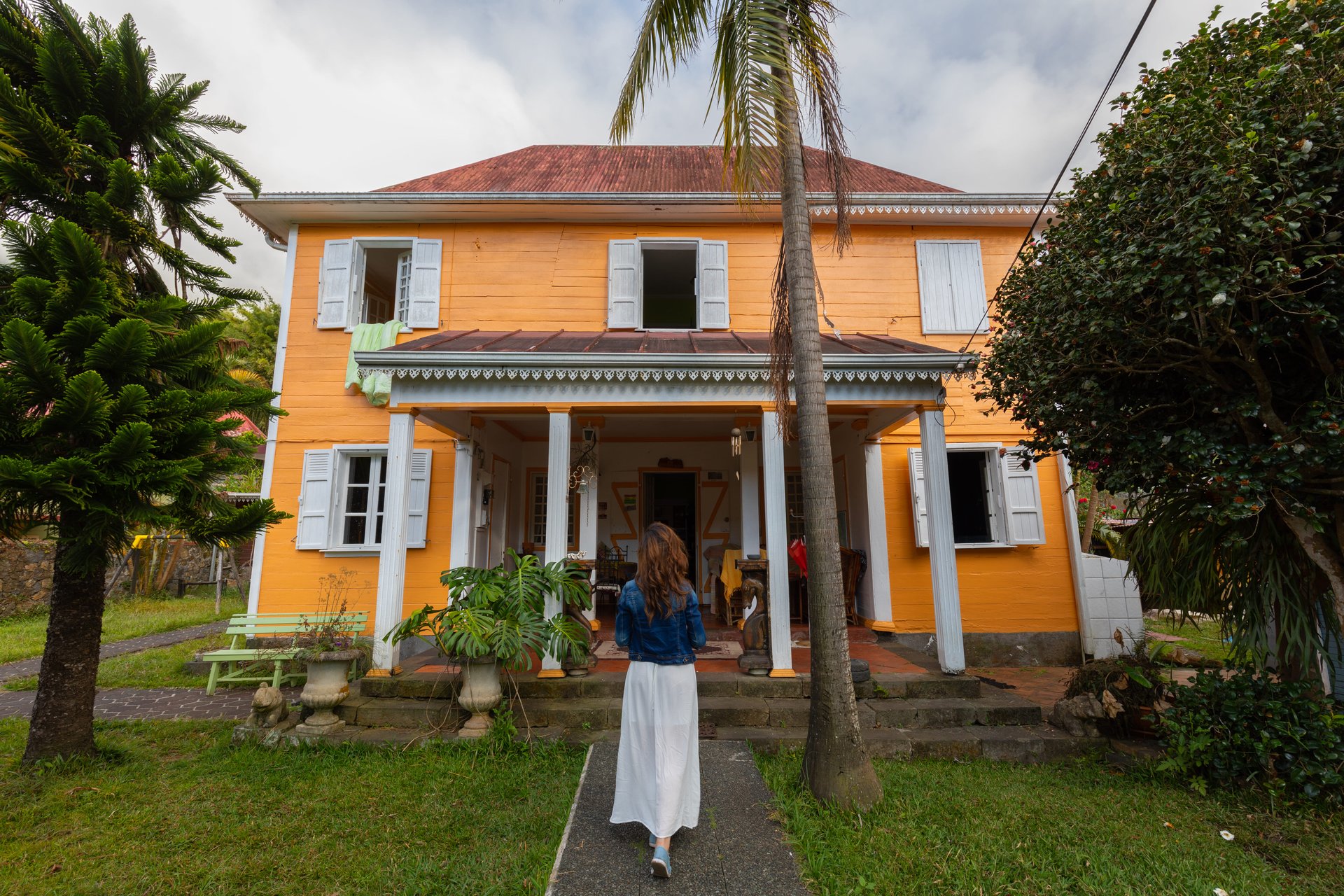 Fille devant un créole à Hell Bourg, île de la Réunion