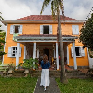 Fille devant un créole à Hell Bourg, île de la Réunion