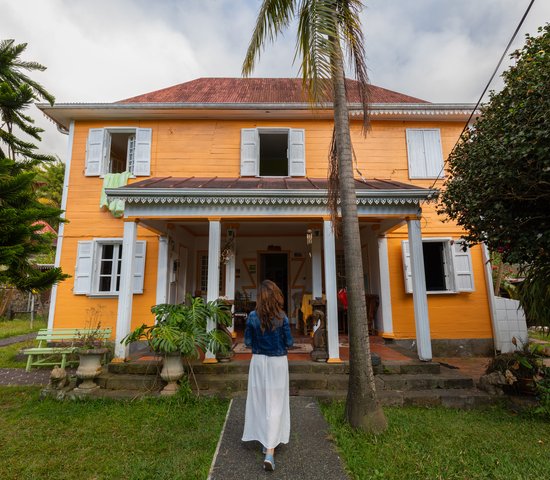 Fille devant un créole à Hell Bourg, île de la Réunion